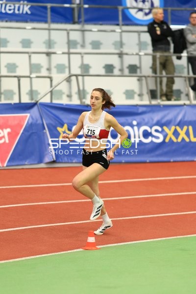 Athletin mit Startnummer 715 in Aktion