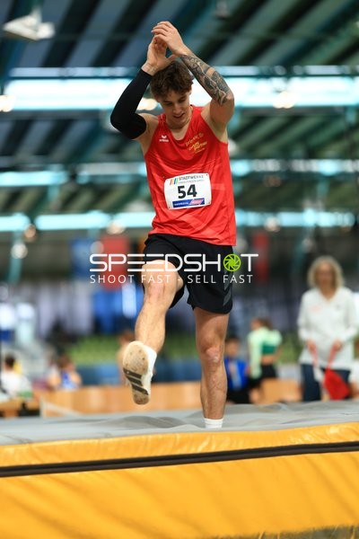 Weitsprung mit Startnummer 54