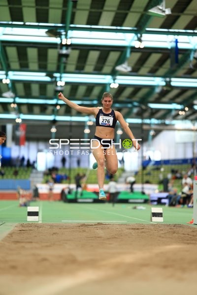 Athletin mit Nummer 276 beim Weitsprung