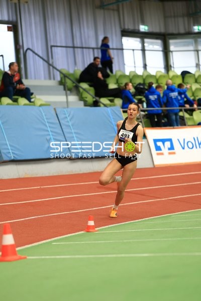 Athletin mit Startnummer 493 in Aktion