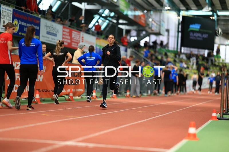 Athletin läuft im Glaspalast