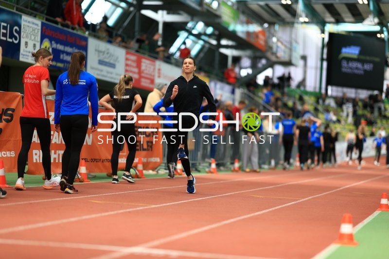 Athletin beim Aufwärmen im Glaspalast