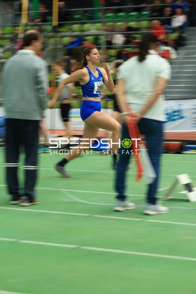 Athletin mit Startnummer 293 sprintet