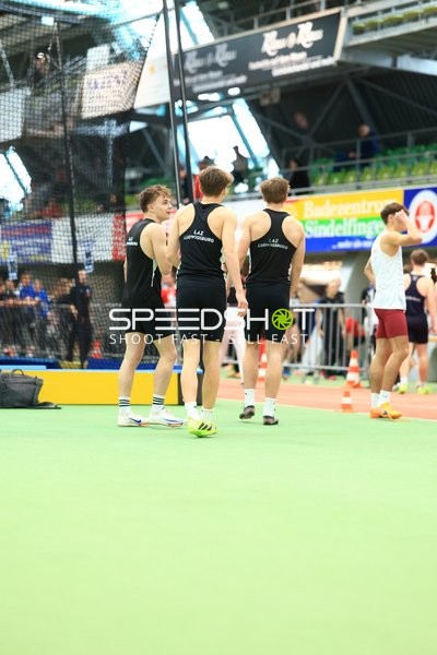 Athleten warten im Glaspalast