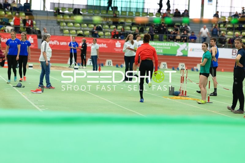 Athletin im Anlauf im Glaspalast