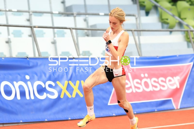 Athletin in Aktion im Glaspalast