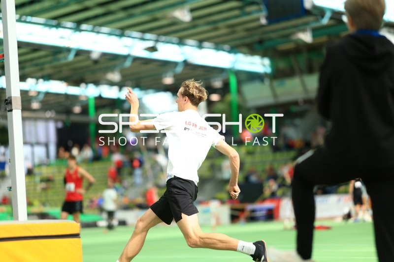 Athlet im Anlauf Glaspalast