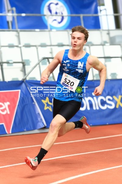 Athlet mit Startnummer 520 sprintet