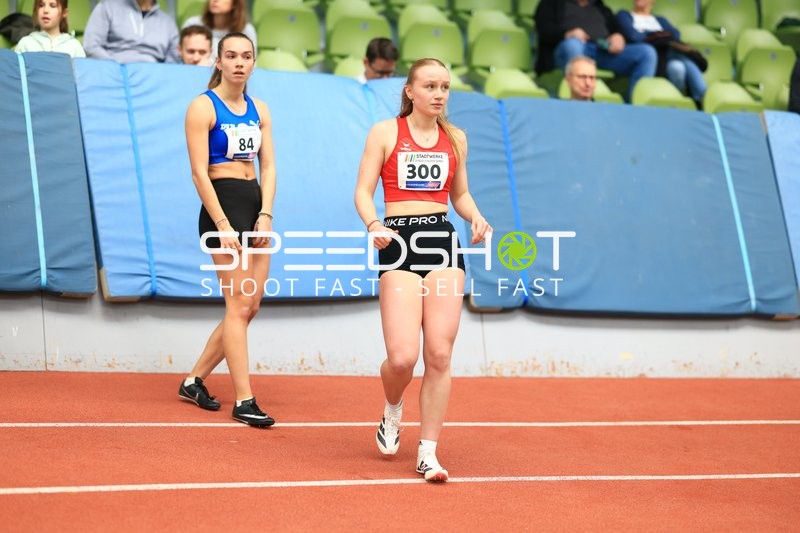 Athletinnen mit Startnummern 84 und 300