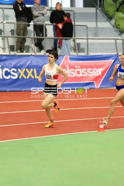 Athletin mit Startnummer 966 in Aktion