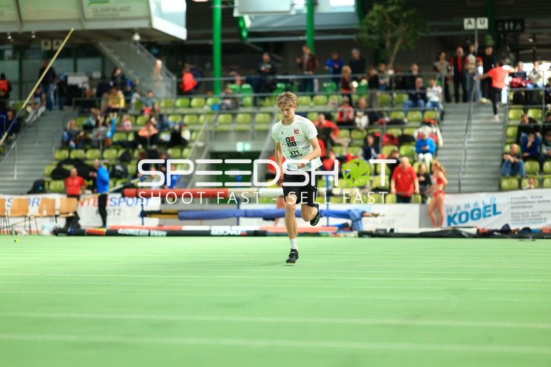 Athlet läuft im Glaspalast