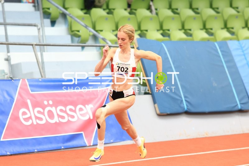 Athletin mit Startnummer 702 in Aktion