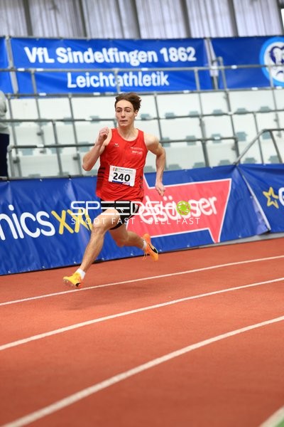 Athlet mit Startnummer 240 sprintet