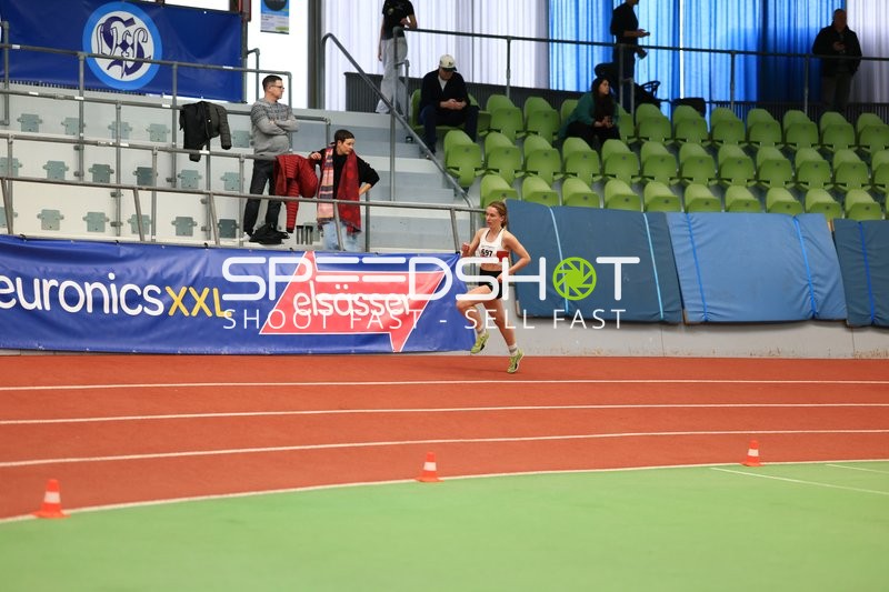 Athletin mit Nummer 697 in Aktion