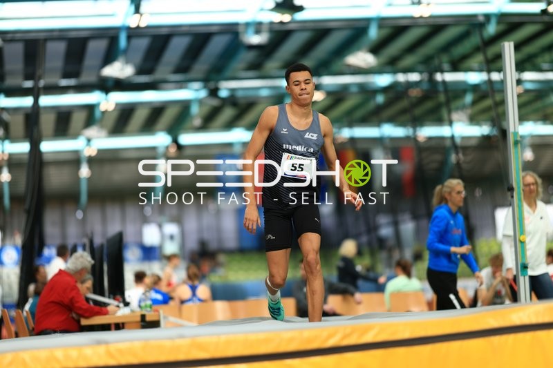 Athlet mit Startnummer 55 beim Hochsprung