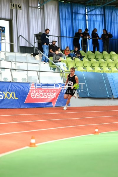 Athlet läuft im Glaspalast