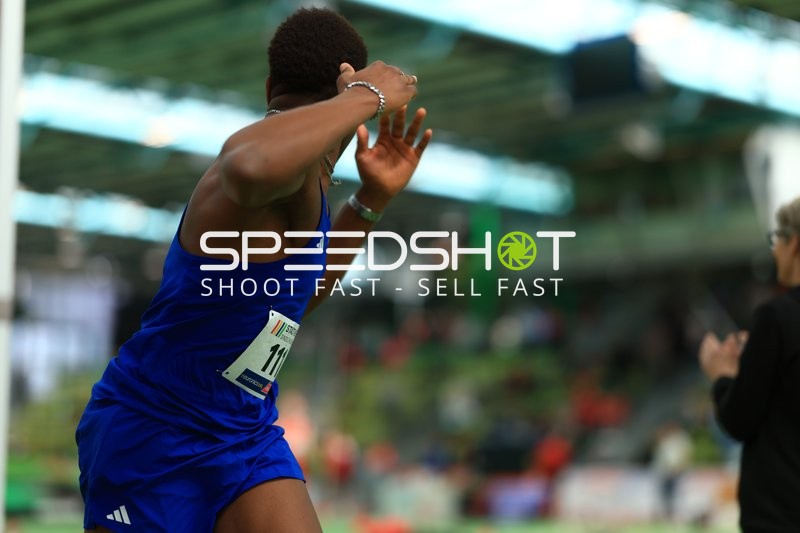 Athlet mit Startnummer 11 startet