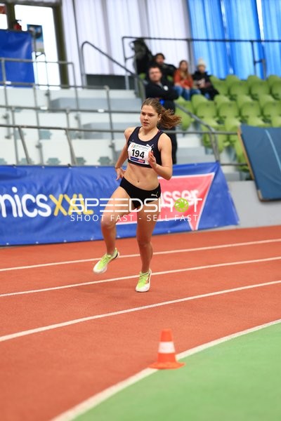 Athletin mit Startnummer 194 in Aktion