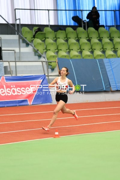 Athletin mit Startnummer 694 in Aktion