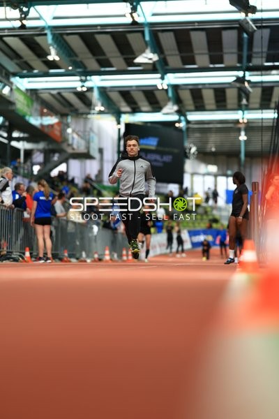 Athlet läuft im Glaspalast