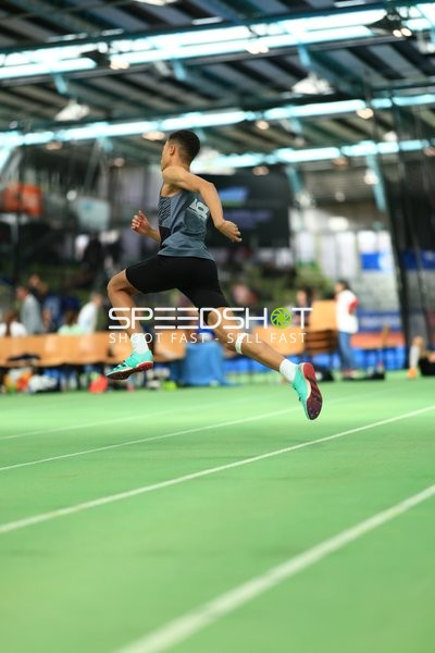 Athlet beim Sprung im Glaspalast