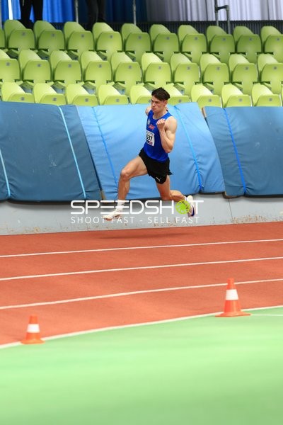 Athlet mit Nummer 937 im Sprung