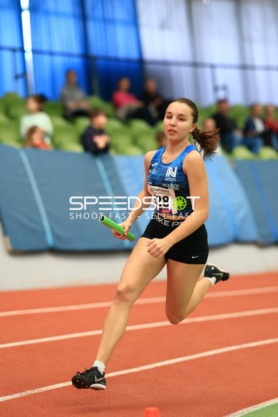 Athletin mit Staffelstab in Aktion