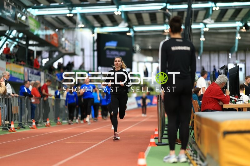 Athletin läuft im Glaspalast