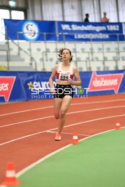 Athletin mit Startnummer 694 in Aktion