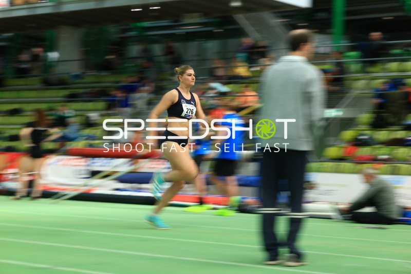 Athletin mit Startnummer 276 sprintet