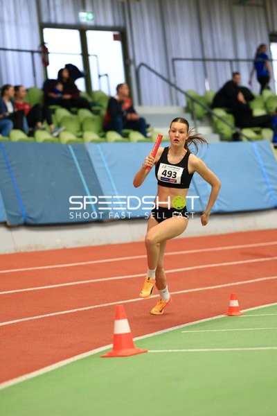 Athletin {493} mit Staffelstab