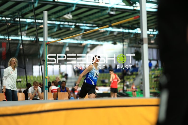 Athlet mit Nummer 35 beim Hochsprung