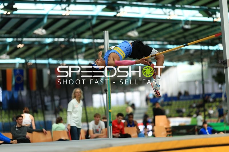 Athlet beim Hochsprung im Glaspalast