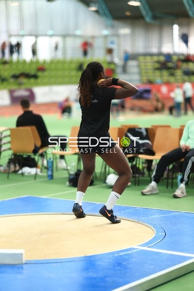 Athletin beim Kugelstoßen