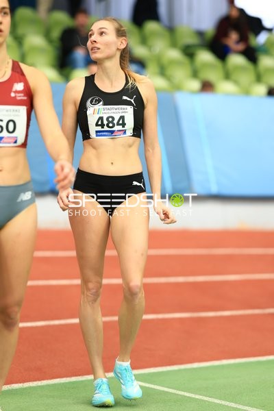 Athletin mit Startnummer 484 in Aktion