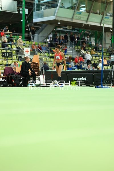 Athletin mit Startnummer 277 im Glaspalast