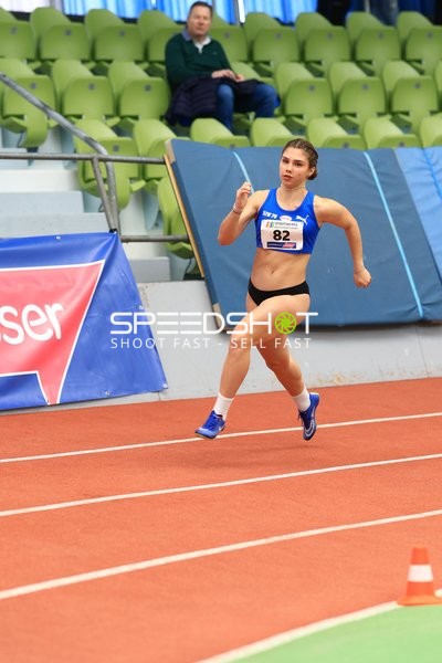 Athletin mit Startnummer 82 in Aktion