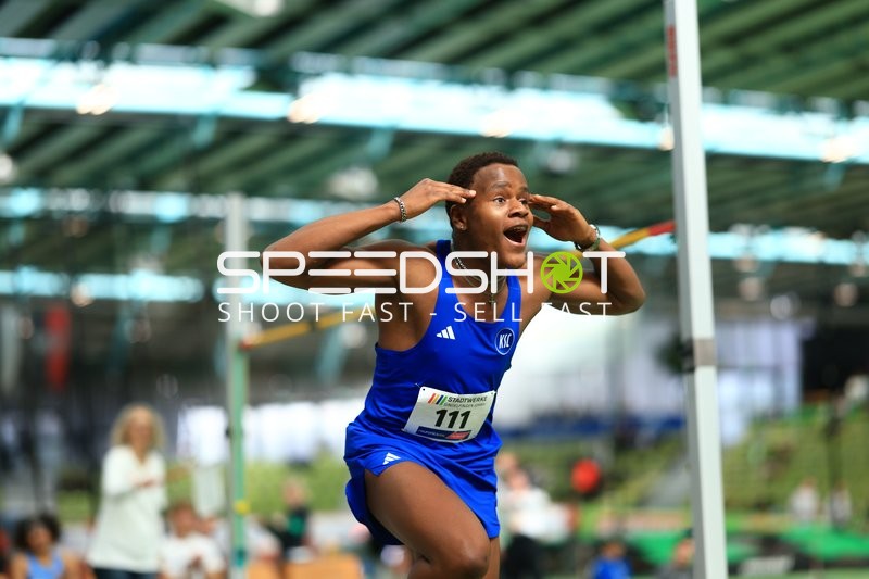 Startnummer 111 jubelt im Glaspalast