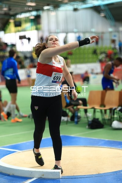 Athletin mit Startnummer 693 beim Kugelstoßen