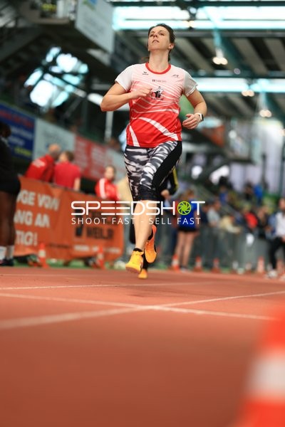 Athletin läuft im Glaspalast