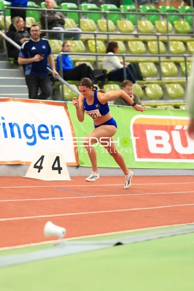 Athletin beim Weitsprung