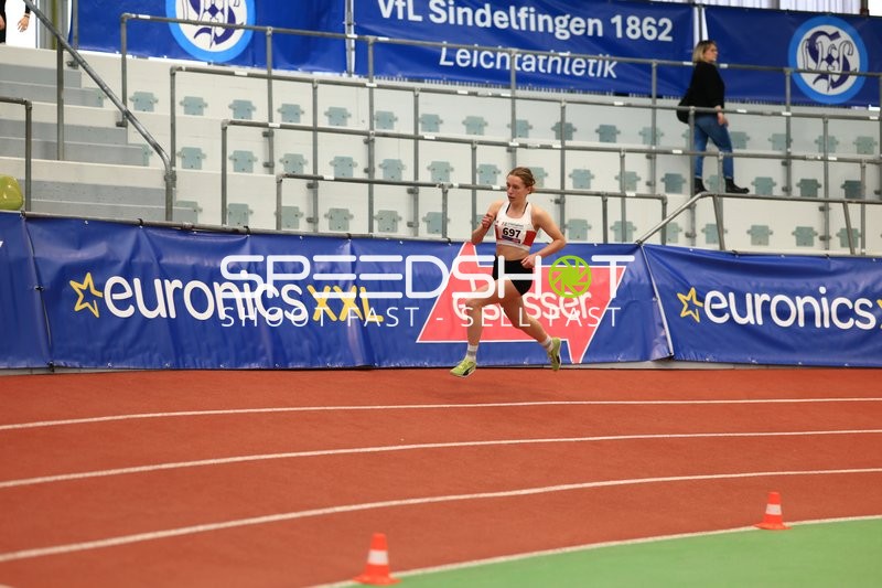 Athletin mit Nummer 697 in Aktion