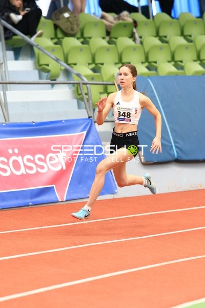 Athletin mit Startnummer 348 in Aktion