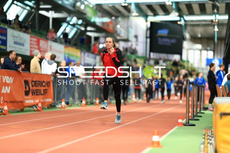 Weitsprung im Glaspalast