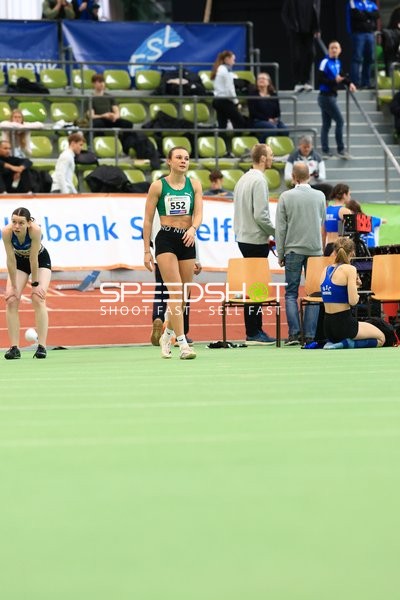 Athletin mit Startnummer 552 im Glaspalast