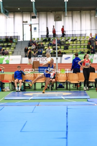 Athletin mit Startnummer 295 beim Kugelstoßen