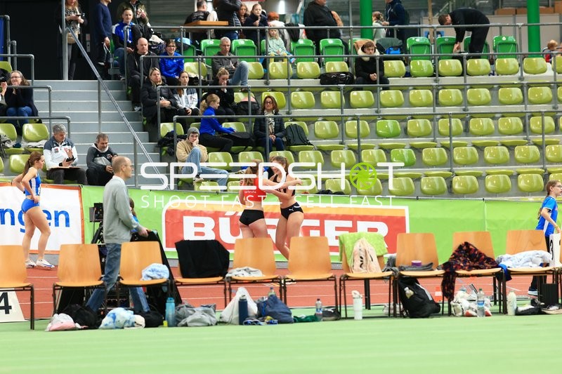 Athletinnen begrüßen sich im Glaspalast