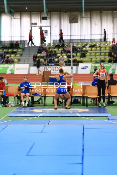 Athletin beim Kugelstoß im Glaspalast