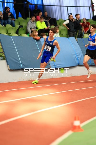 Zwei Athleten auf der Laufbahn