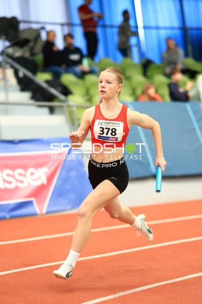 Athletin mit Startnummer 378 in Aktion